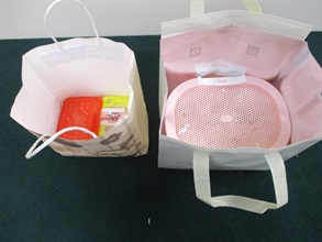 Hong Kong Customs yesterday (February 2) detected a suspected case of illegal importing of animals at the Lok Ma Chau Spur Line Control Point. One suspected illegally imported Petaurus breviceps, five suspected illegally imported mice and one suspected illegally imported hamster, with an estimated market value of about $1,200, were seized. Photo shows the handbags used to carry the batch of suspected illegally imported animals.